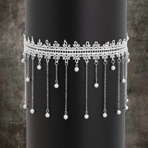 Gros plan sur un choker en dentelle florale blanche avec chaînes et perles