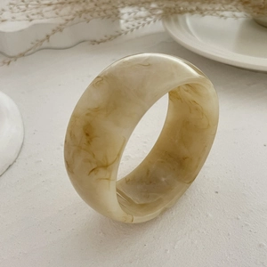 Detailaufnahme des breiten Acrylharz-Armreifs mit beige-brauner Marmortextur
