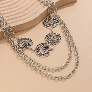 Dettaglio della collana multistrato in argento con pendenti a luna e fungo vintage