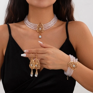 Conjunto de collar choker multicapa vintage dorado con elegantes borlas de cristal