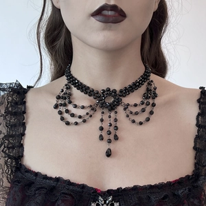 Close-up van de gotische meerlaagse zwarte kralen choker met druppelvormige hangers