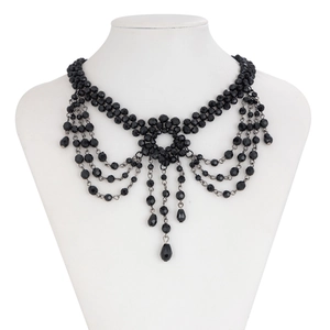 Gothic kralenketting met meerdere lagen, bloemmotief en zwarte druppelkwastjes