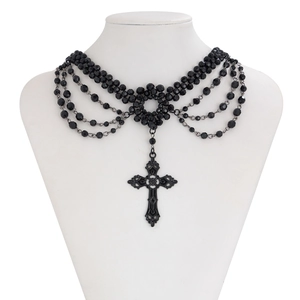 Macro-opname van gotische zwarte gelaagde kralenketting met vintage kruis hanger