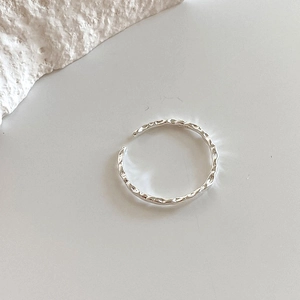 Minimalistischer offener S925 Sterlingsilber Ring mit gehämmerter Textur und Glanz