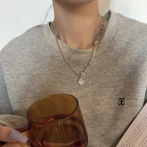 Collana retrò d'argento con pendente a moneta incisa e dettagli con faccina sorridente