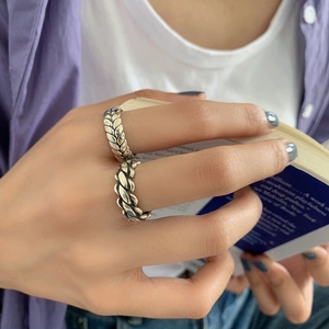 Anelli in argento retrò con motivo a spiga intrecciata sulla mano per stile minimal