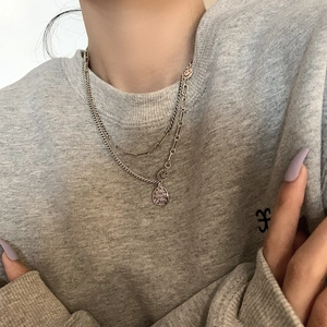 Collana doppia in argento con ciondolo a forma di faccina e incisione della luna