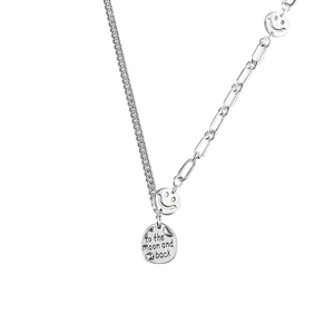 Collana vintage argentata con ciondoli a faccina e pendente con incisione luna