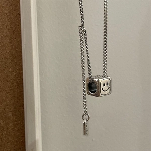 Collana quadrata in argento con zircone smiley e ciondolo con incisione Lucky
