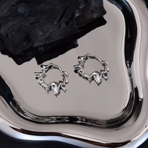Ins style retro geometric spiral earrings in bright silver with liquid metal texture