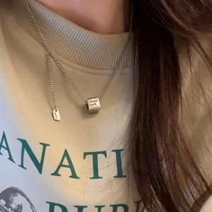 Collana d'argento con ciondolo a cubo, zircone stella e incisione Good Luck
