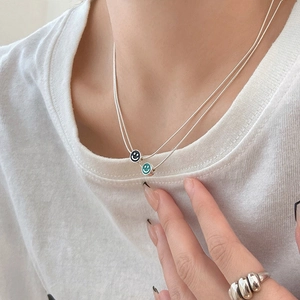 Collier minimaliste en chaîne d'argent avec pendentif smiley en émail pour femmes