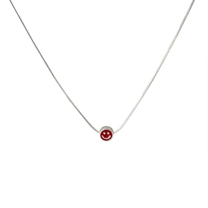 Pendentif sourire en émail rouge sur une fine chaîne serpent argentée élégante
