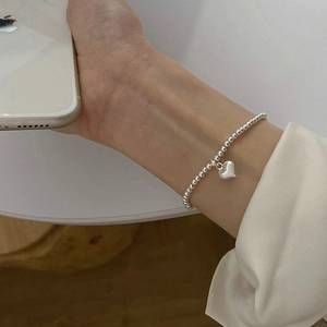 Minimalistisches Perlenarmband aus Silber mit Herzanhänger für den Alltag am Handgelenk