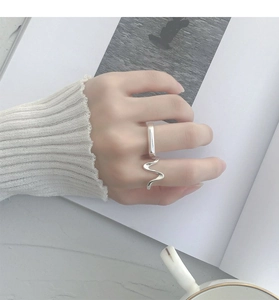 Bague minimaliste à ligne de battement de coeur portée sur la main vue détaillée