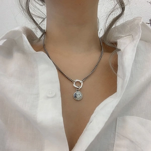 Collier Pendentif Visage Souriant en Cuivre Vintage pour Femmes Couleur Argent Thaïlandais Chaîne de Clavicule Géométrique Bijoux Cadeau