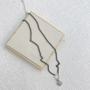 Collier argent vintage avec pendentif visage souriant et anneau sur chaîne gourmette