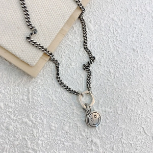 Collier en argent vintage avec pendentif smiley et chaîne de style gourmette