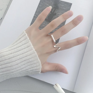 Bague ouverte argentée minimaliste avec design ondulé et rectangulaire au doigt