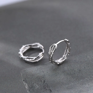 Boucles d'oreilles créoles uniques en argent avec motif de ronces et relief gothique
