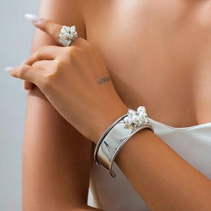 Set bracciale rigido e anello in metallo argento con perle indossato dalla modella