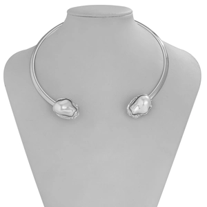 Vue détaillée d'un collier rigide argenté avec des perles baroques aux formes irrégulières