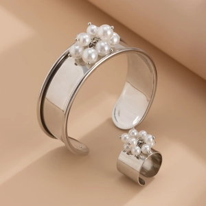 Set bracciale aperto e anello in metallo argentato con ciondoli di perle a grappolo