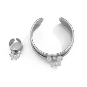 Dettaglio del set bracciale rigido e anello in metallo argento con ciondoli di perle