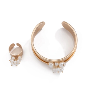 Set bracciale rigido dorato lucido e anello coordinato con eleganti ciondoli di perle