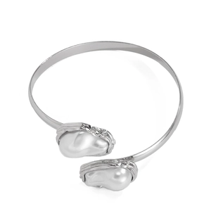 Collier ras de cou minimaliste en métal argenté avec deux perles baroques sur anneau