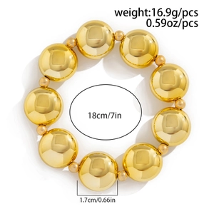 Détails du bracelet en perles dorées montrant le diamètre de 1,7 cm et l'anneau de 18 cm