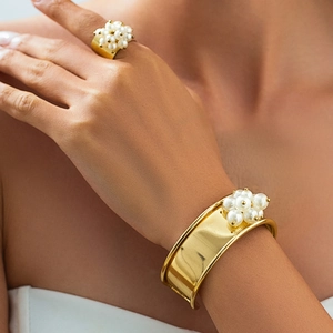 Bracciale Aperto e Anello in Metallo Vintage Con Grappolo di Künstliche Perle di Imitazione Design Floreale Gioielli Eleganti per Donna Oro Argento