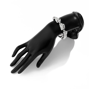 Detalle de la pulsera de cuentas metálicas plateadas en un modelo de mano negro