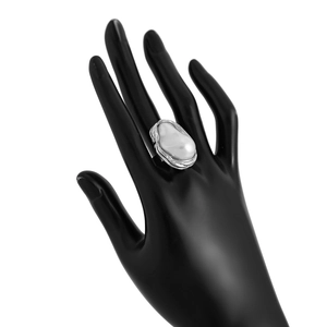 Gros plan sur la perle baroque irrégulière sur bague ouverte en argent sur mannequin
