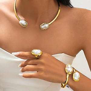 Parure de bijoux en perles baroques dorées avec collier ouvert, bracelet et bague