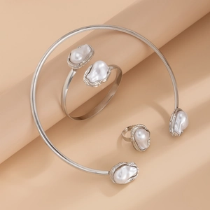 Ensemble de bijoux minimalistes en perles baroques avec choker ouvert, bracelet et bague