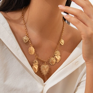 Vintage-Goldkette mit groben Gliedern und mehreren verzierten Herzanhängern