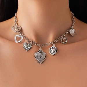 Detailansicht der silbernen Herzanhänger und Evil Eye Anhänger an einer Gliederkette