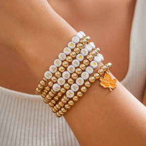 Nahaufnahme Herbst Armband-Set mit orangefarbenem Ahornblatt-Anhänger und Happy Fall Text