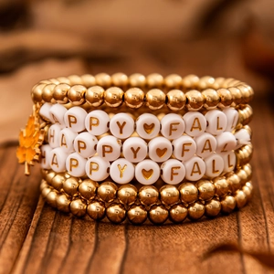 Nahaufnahme des Happy Fall Perlenarmband-Sets mit goldenen Perlen und Ahornblatt-Anhänger