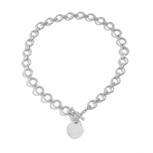 Dettaglio della collana a catena in metallo argento con chiusura a T e ciondolo rotondo