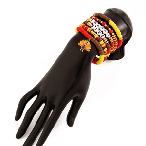 Nahaufnahme des Erntedankfest Truthahn-Anhängers und Buchstabenperlen auf bunten Armband