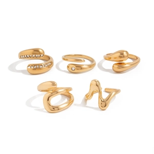 Detaillierte Ansicht des 5-teiligen goldenen Ringsets im Liquid-Metal-Stil mit Zirkon-Steinen