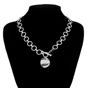 Dettaglio della collana con ciondolo a cuore irregolare in argento e chiusura a levetta