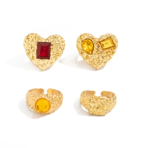Vintage Goldring-Set mit Herzmotiven, Hammerschlag-Optik und bunten Edelsteinen, 4-teilig
