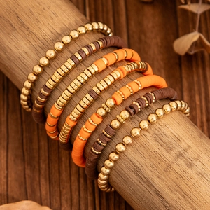 Detailansicht des böhmischen Thanksgiving-Armbands mit Truthahn- und Kürbis-Perlen auf Holz