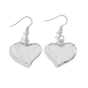 Primo piano di orecchini a cuore in metallo argento con finitura lucida e ganci