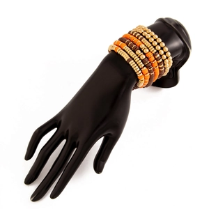Detailansicht mehrlagiger orangefarbener und brauner Perlenarmbänder mit Putendoch