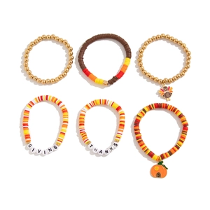 Detailliertes Erntedankfest Armband-Set mit Perlen sowie Truthahn- und Kürbisanhängern