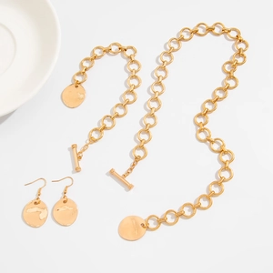 Set collana con ciondolo a cuore irregolare e orecchini a cerchio dorati da donna